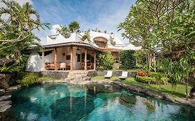 Casa Mila - 4 Bedroom Luxury Family Villa 5 Min From Canggu Beach